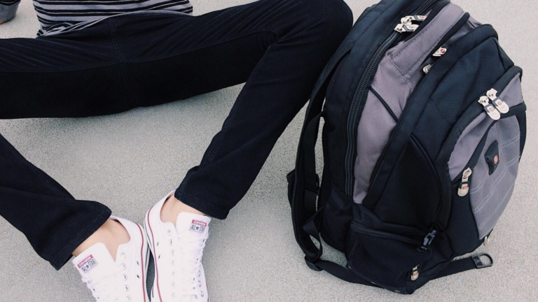 Schüler mit Schulrucksack