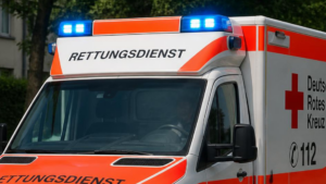 Cabriolet überschlägt sich mehrfach auf Landstraße
