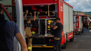 Feuerwehr übt Gefahrstofflage im Schwimmbad Windesheim