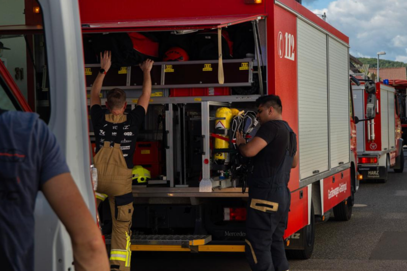 Feuerwehr übt Gefahrstofflage im Schwimmbad Windesheim