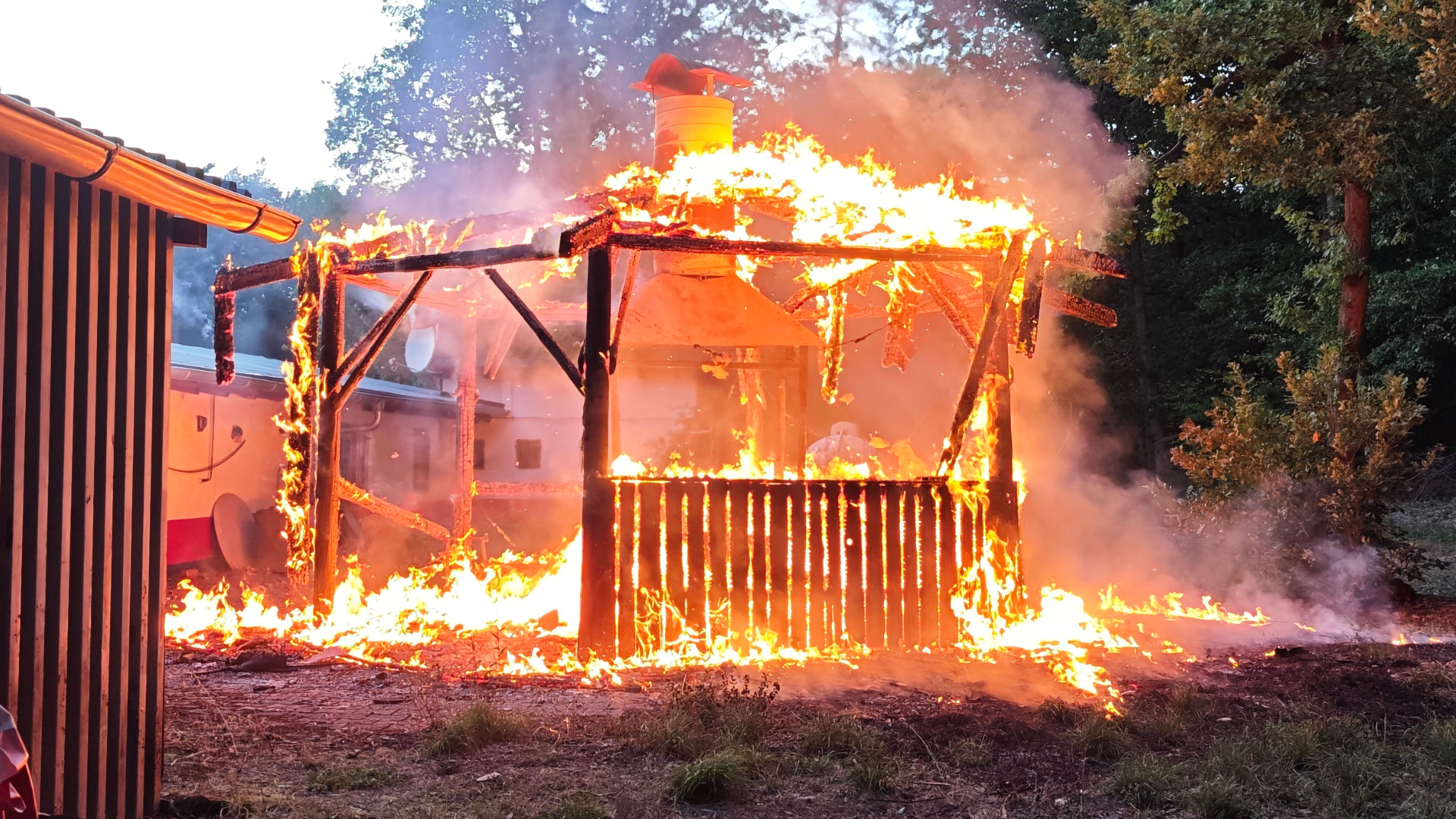 Grillhütte in Sponheim steht in Flammen
