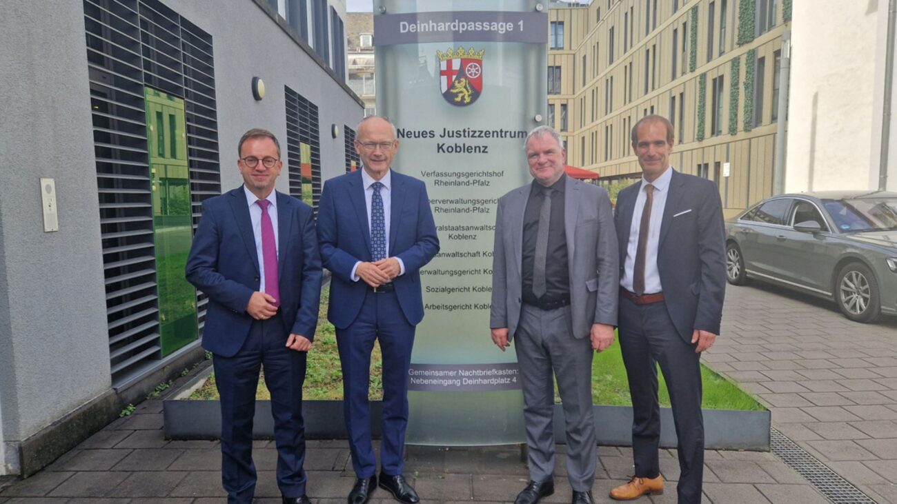 von links nach rechts: Leitender Oberstaatsanwalt Dr. Dietmar Moll, Staatsminister Dr. Helmut Martin, Generalstaatsanwalt Harald Kruse und Ministerialdirigent Fabian Scherf