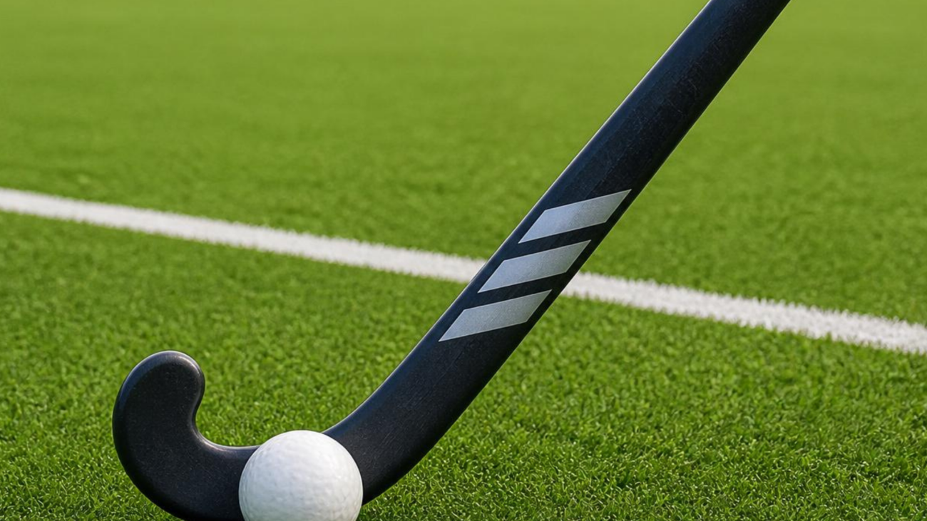 Ein Hockeyschläger der einen Hockeyball schlägt.