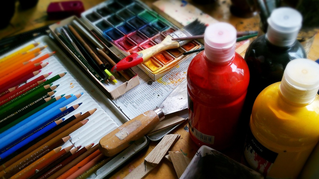 Stifte, Farben und Papier