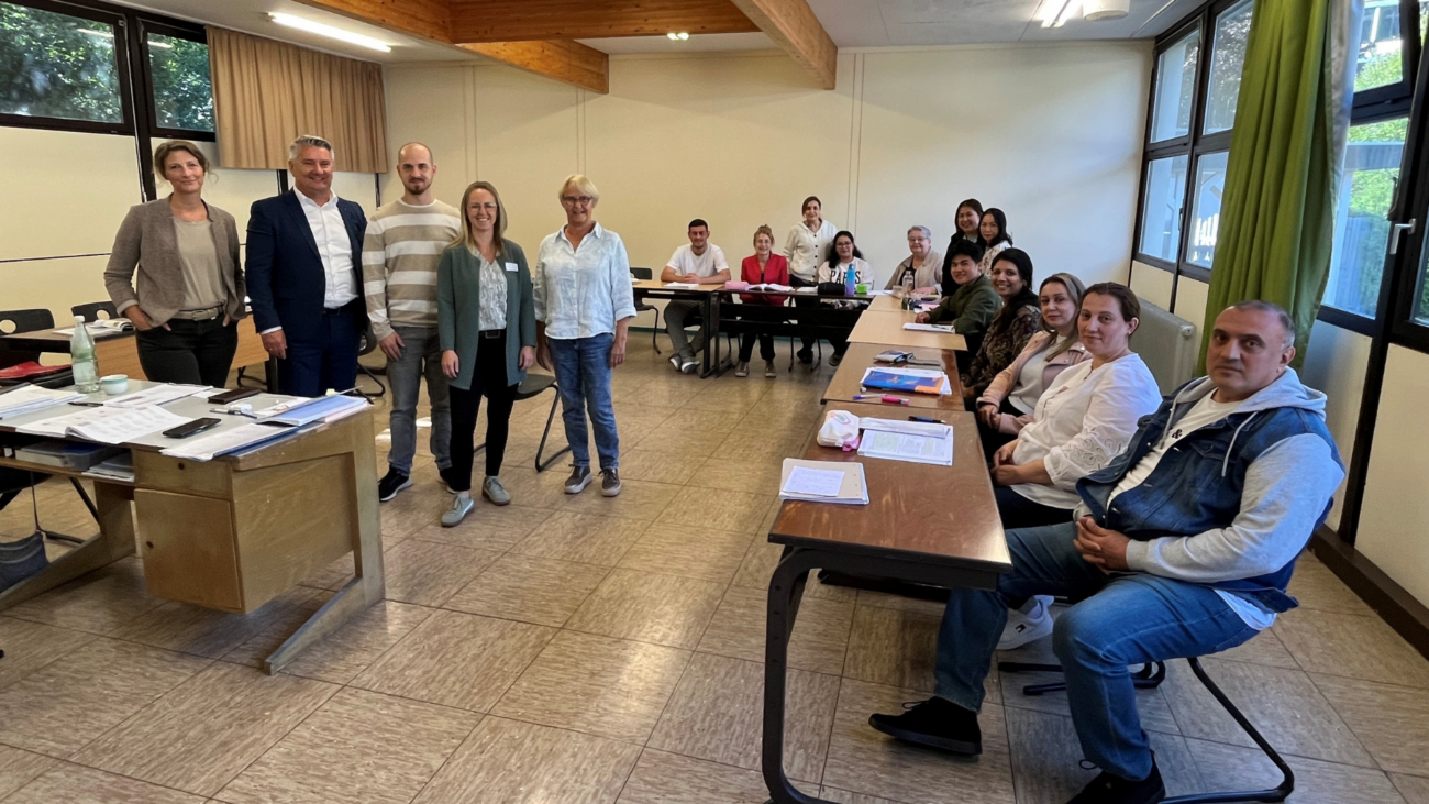 Bei seinem Besuch im KVHS-Pavillon in Idar-Oberstein schauten (v. l.) Melanie Becker-Haßdenteufel, die Leiterin der Kreisvolkshochschule, Landrat Miroslaw Kowalski und die KVHS-Teammitglieder Elena Tigmann und Marc Weller in einer Unterrichtsstunde von Dozentin Christa Dewes vorbei. Sie bringt in einem Integrationskurs aus dem Ausland gekommenen Menschen die deutsche Sprache bei.