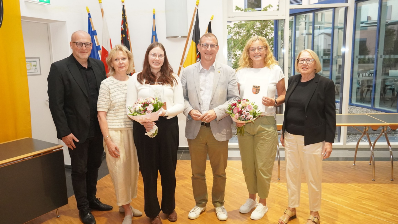 Landrat Thomas Barth (3.v.r.) mit den Preisträgerinnen Lena Kahl (1. Platz, 3.v.l.) und Kerstin Schreiner (3. Platz, 2.v.r.) und den Jurymitgliedern Wolfgang Wirth (links), Dr. Annette Nünnerich-Asmus (2.v.l.) und Brigitta Dewald-Koch (rechts)