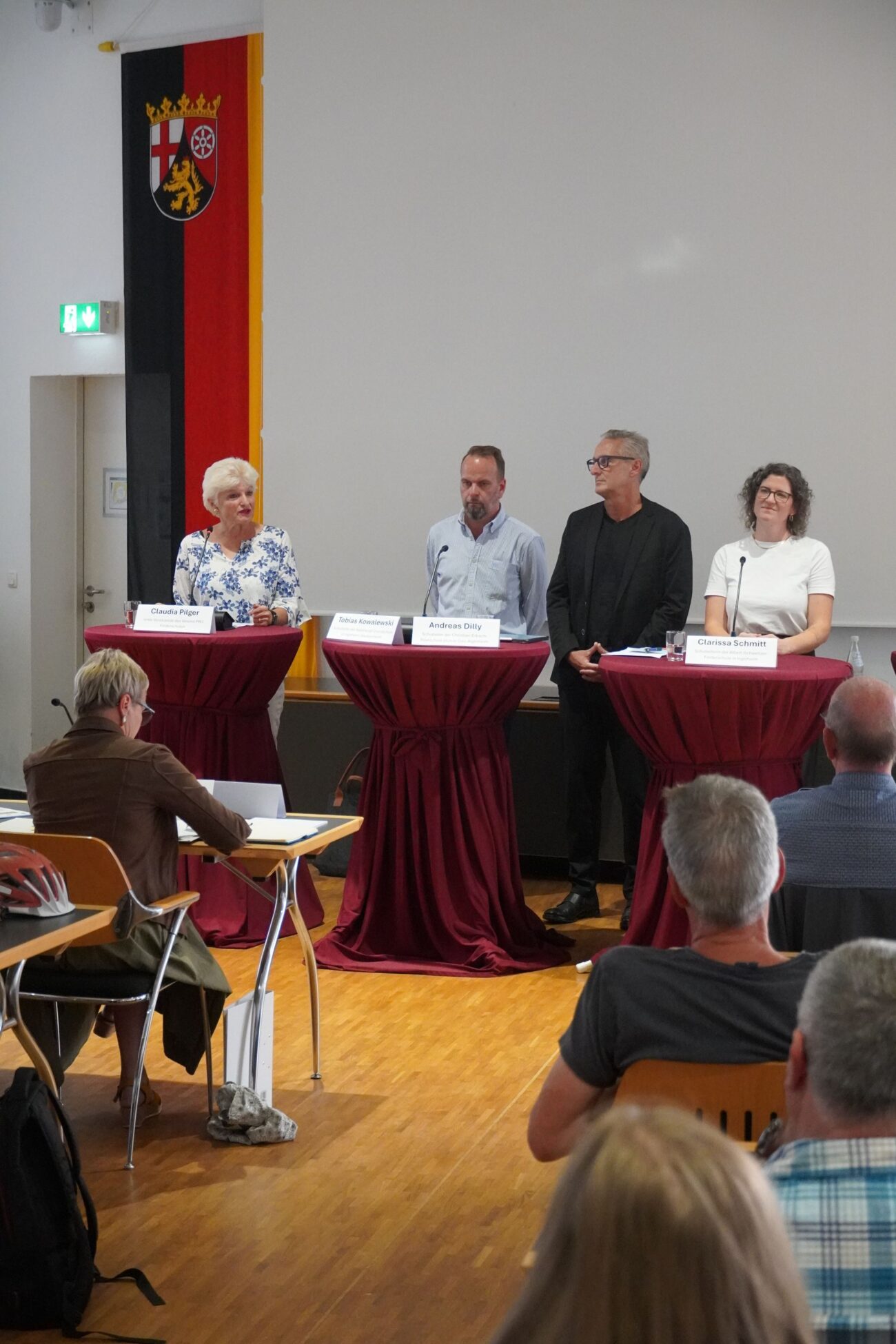 Podiumsteilnehmende bei der Diskussion zur Förderschulverordnung