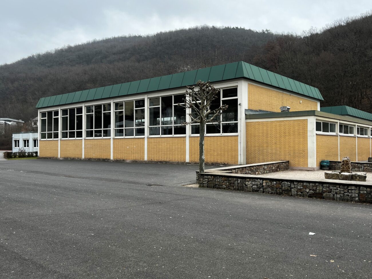 Eine umfassende Sanierung der Sporthalle der Ida-Purper-Realschule sehen die Verwaltung und der Kreisausschuss nicht als zielführende Lösung an. Sie schlagen stattdessen die Errichtung eines deutlich größeren Neubaus, der komplett aus Fördermitteln finanziert werden könnte. Der Kreistag wird am 28. September darüber entscheiden, ob er dieser Empfehlung folgt.