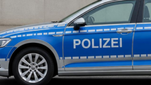 Streit im Straßenverkehr: Fußgänger schlägt auf Motorhaube