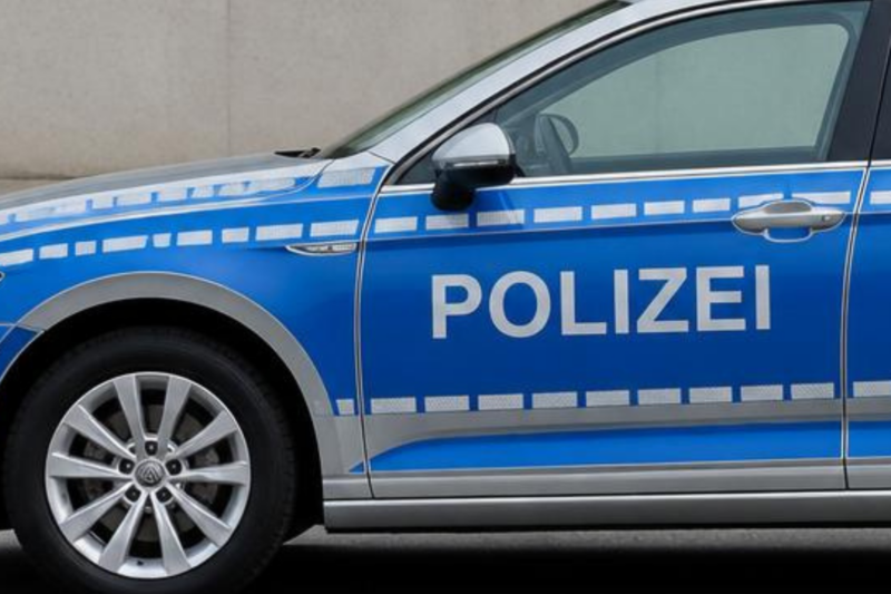 Streit im Straßenverkehr: Fußgänger schlägt auf Motorhaube