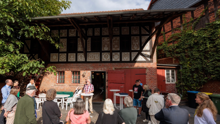 Menschengruppe vor Denkmal in Bad Kreuznach