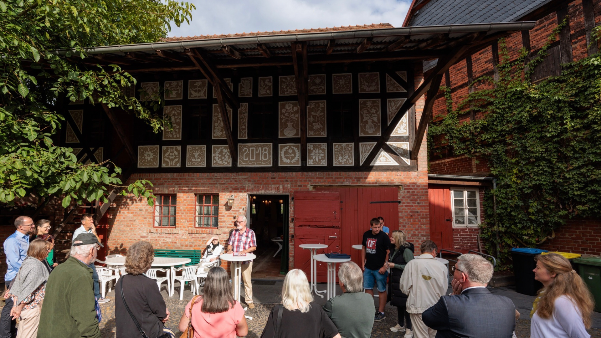 Menschengruppe vor Denkmal in Bad Kreuznach