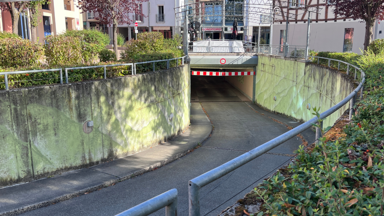 Die Einfahrt zu den öffentlichen Parkflächen der Tiefgarage unter dem Felke-Center in Bad Sobernheim wird ab sofort auch die Ausfahrt sein. Die Verkehrsflüsse werden über eine Ampel gesteuert.