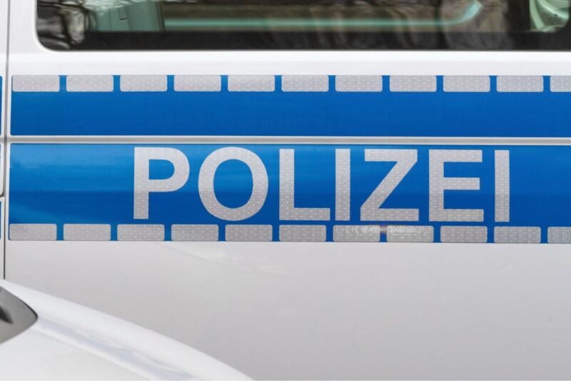 Unbekannter beschädigt geparkten Seat und flüchtet
