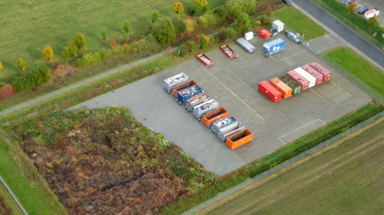 Der Wertstoffhof in Waldlaubersheim aus der Vogelperspektive. Zusehen sind Container mit verschiedenen Arten von Müll.