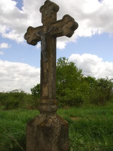 Restauriertes Wegekreuz kehrt an die K51 zurück