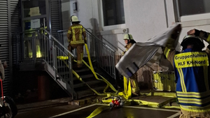 Rettung fünfer Menschen aus verrauchtem Gebäude geübt
