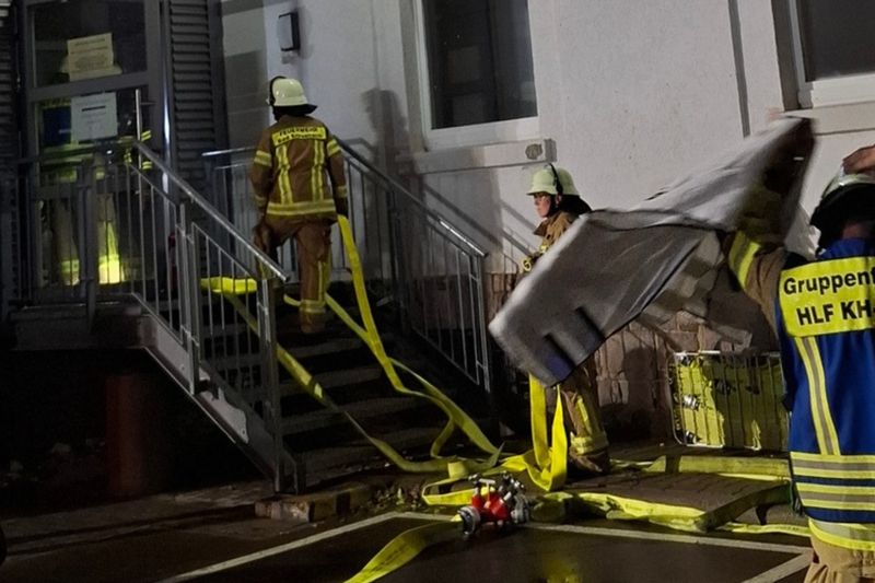 Rettung fünfer Menschen aus verrauchtem Gebäude geübt