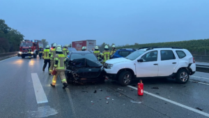 Acht Autos krachen auf der B41 ineinander