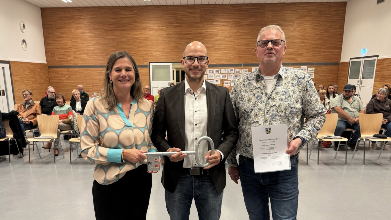 v.l.n.r. Andrea Silvestri (ehem. Ortsbürgermeisterin Feilbingert und Bürgermeisterin der VG Bad Kreuznach) Andreas Hund (neuer Ortsbürgermeister Feilbingert) Egbert Steinbach (Erster Beigeordneter Feilbingert)