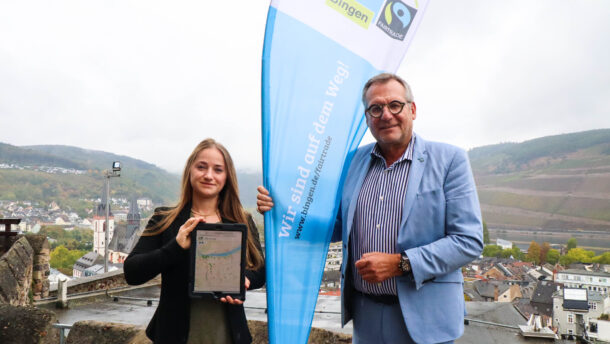Oberbürgermeister Thomas Feser und Katrin Jung von der Umweltabteilung bei derVorstellung des Nachhaltigkeitsstandplans.Foto: Stadt Bingen / Gabi Gsell