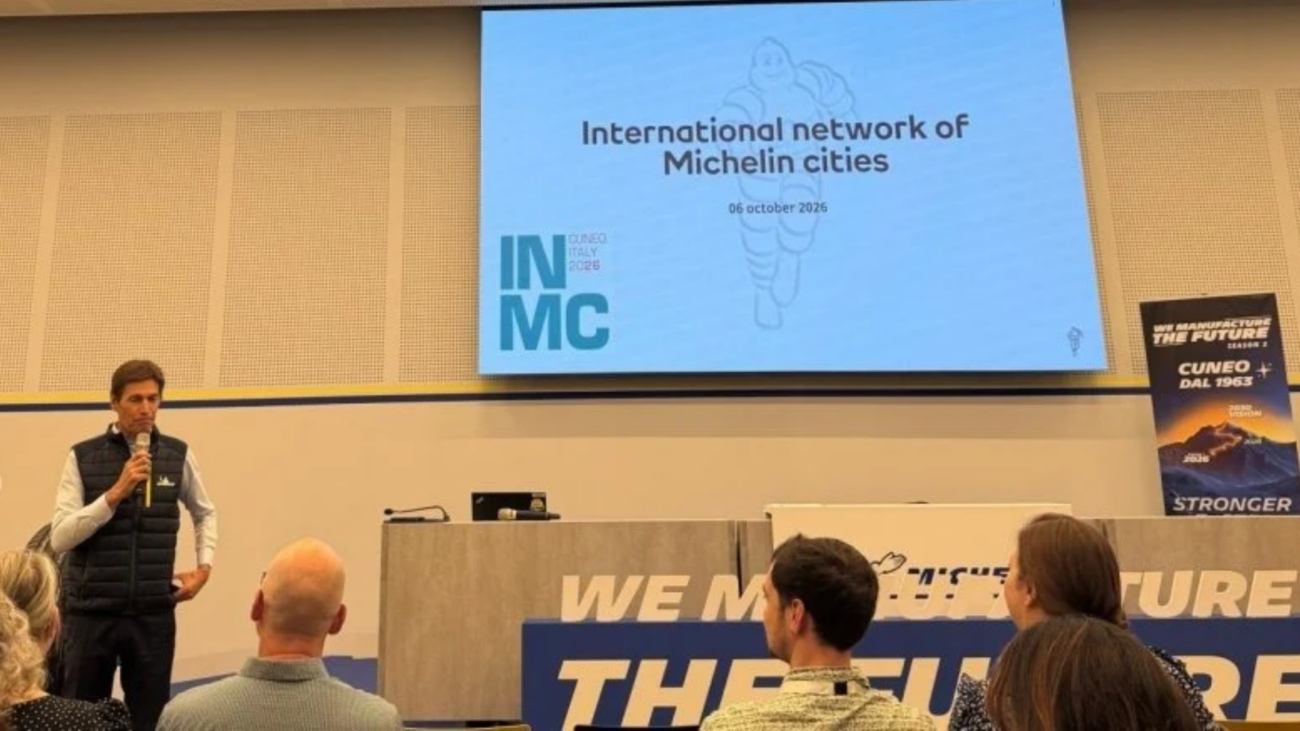 Besuch und Gespräch Michelin Werk Cuneo, Direktor des Michelin-Werks Simone Rossi bei der Präsentation vor der Werksbesichtigung