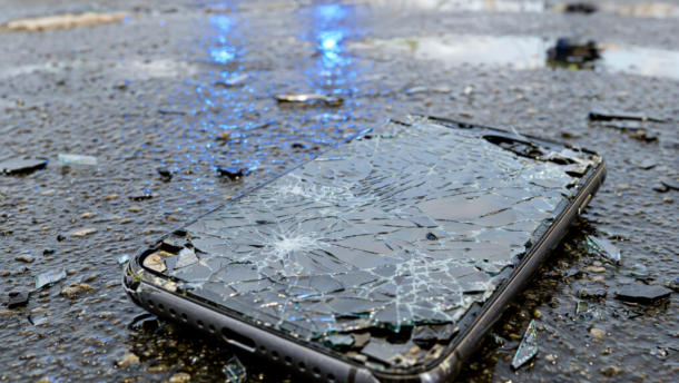 Zerstörtes Handy in Birkenfeld. Symbolbild KI-generiert