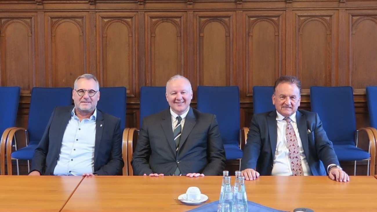 Oberbürgermeister Thomas Feser (li.) dankte Hasan Eker und Hüseyin Baraner (re.)im Sitzungsaal von Burg Klopp für das Gespräch und die eingebrachten Anregungen.