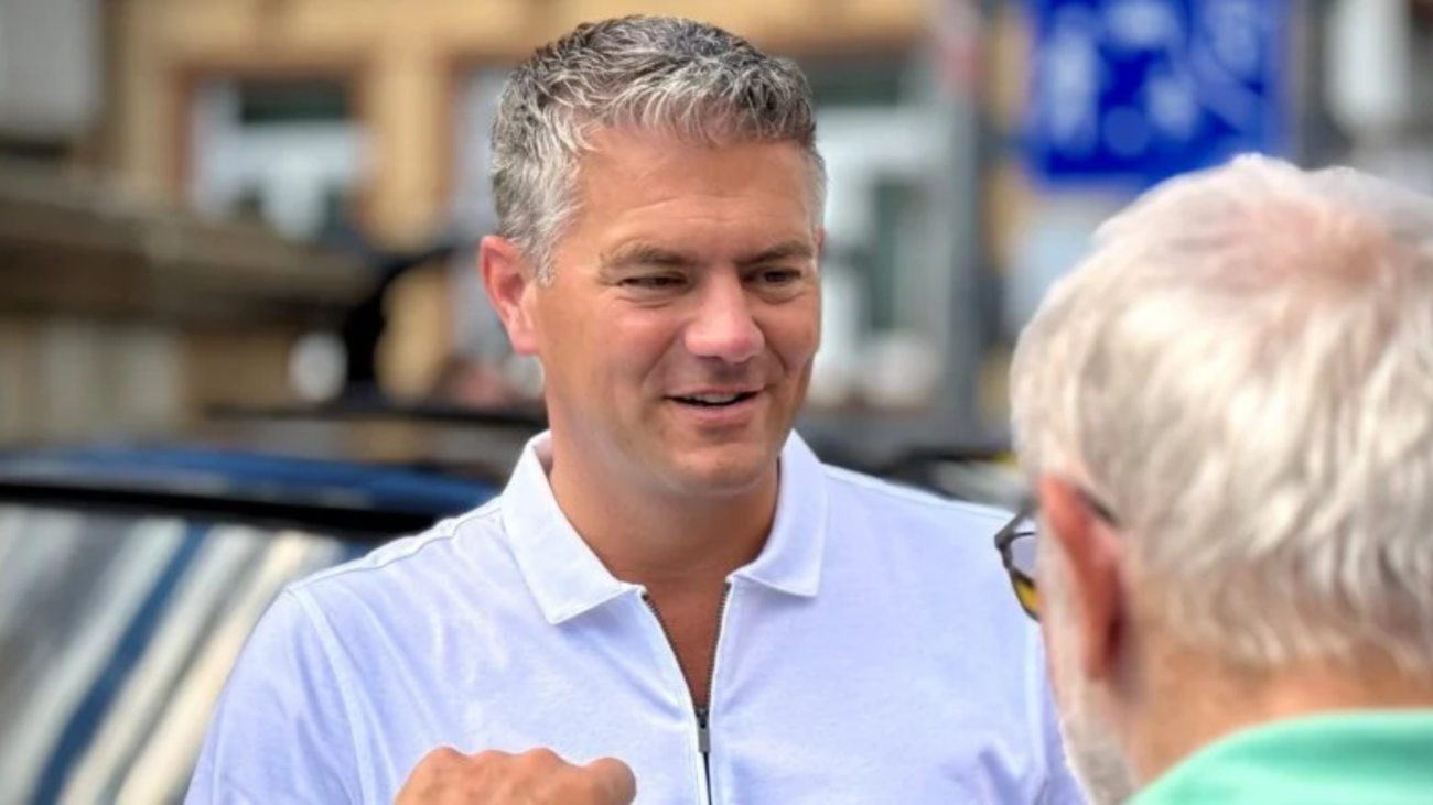 Alzeys Bürgermeister Steffen Jung im Gespräch vor Ort.