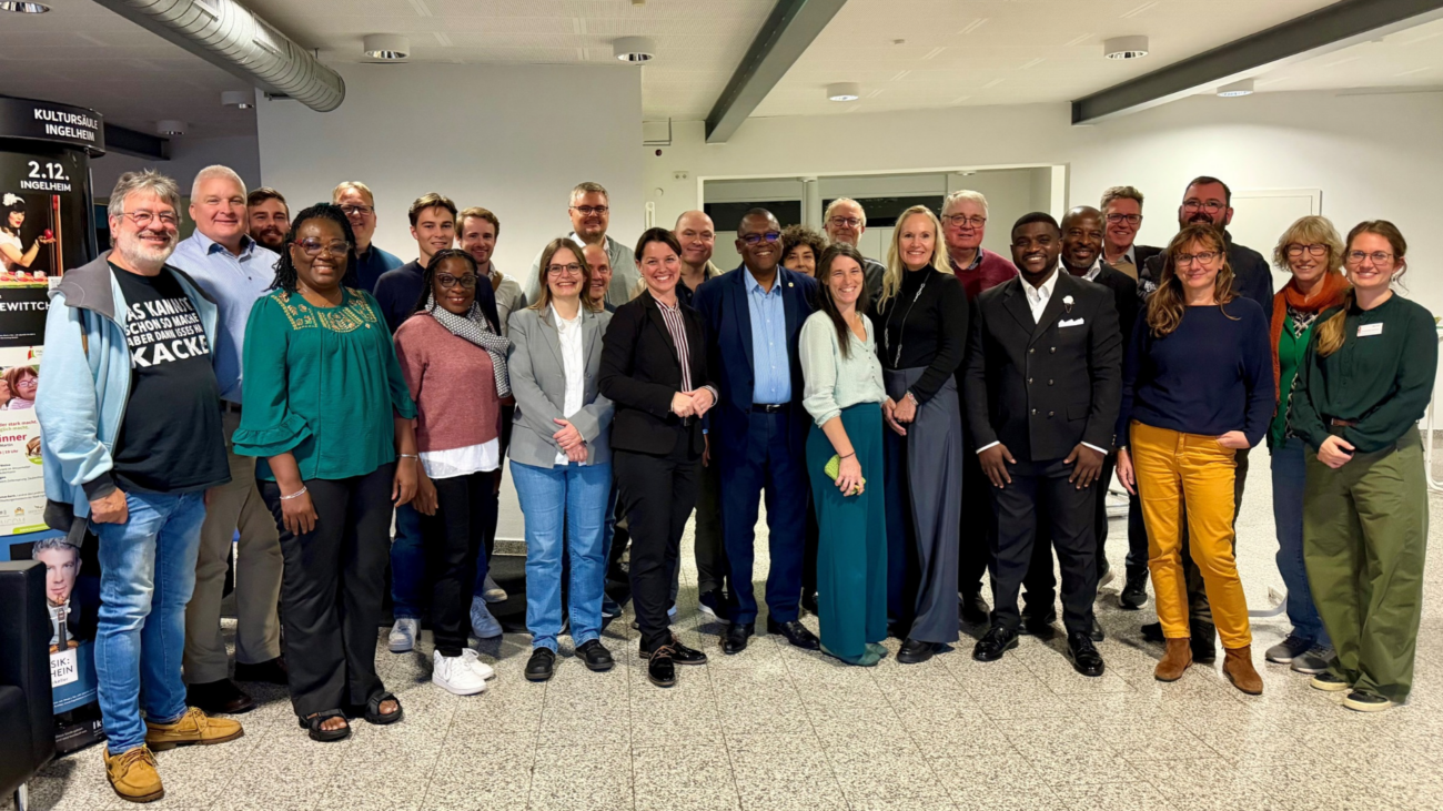 Besucher*innen aus Kamerun mit Mitgliedern des Haupt- und Finanzausschusses am 19. Oktober 2026