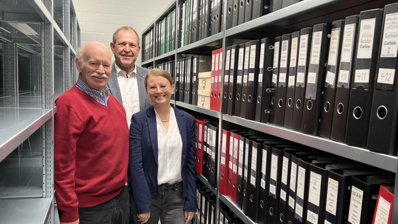 Im vergangenen Jahr hatte Dieter Jerusalem (l.) seine Sammlung an die Stadt Idar-Oberstein übergeben. Das Foto zeigt nur einen Teil der rund 500 Ordner. Oberbürgermeister Frank Frühauf und Stadtarchivarin Dr. Svenja Müller freuten sich damals über diese enorme Bereicherung des Archivbestandes.