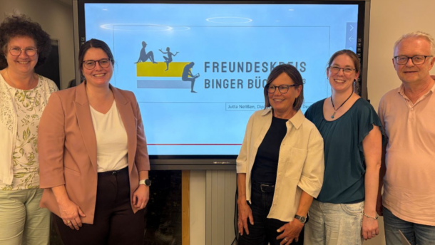 Der fünfköpfige Vorstand des Freundeskreis Binger Bücherei (v. l.): Christel Meyer,Anne Braden, Christiane Spira, Jennifer Müllerheim und Stefan Schrahe präsentierten beim Gründungstreffen das Logo von Jutta Nelissen.