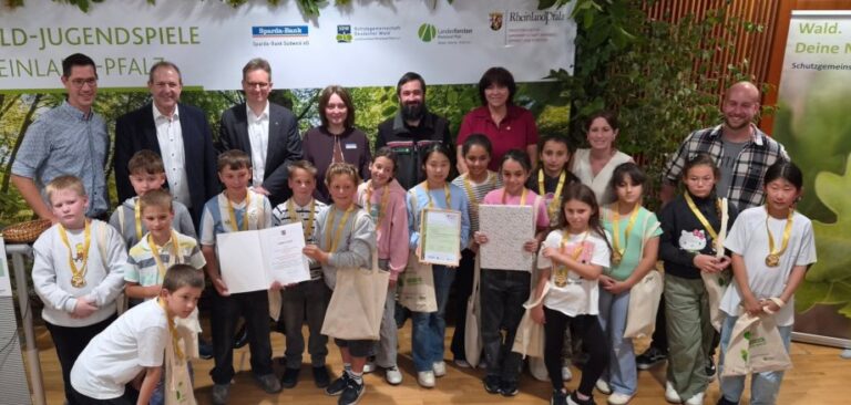 Schulklasse 4a der Grundschule Göttschied bei der Siegerehrung der Wald-Jugendspiele