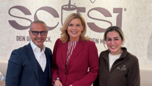 Julia Klöckner besucht Café Scusi im Diakoniekrankenhaus