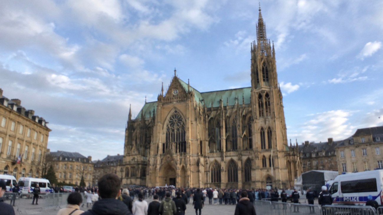 Kirche und Kirchenvorplatz mit Jugendlichen