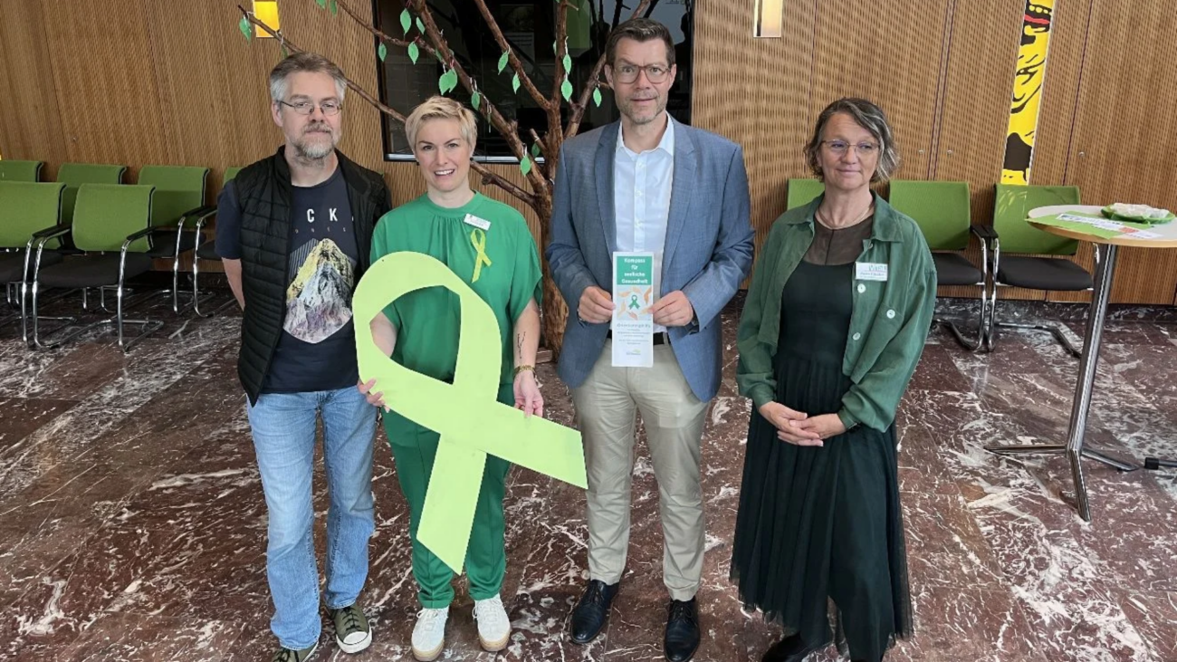 Christian Schaller (Caritasverband Rhein-Hunsrück-Nahe e.V.), Stephanie Conrad-Eß (Koordinierungsstelle Gemeindepsychiatrie Gesundheitsamt Kreisverwaltung), Oliver Kohl (Erster Kreisbeigeordneter), Petra Förster (ViTal, Verein für Integration und Teilhabe am Leben e.V., Integrationsfachdienst Rheinhessen-Nahe - Berufsbegleitender Dienst) beim Tag der seelischen Gesundheit