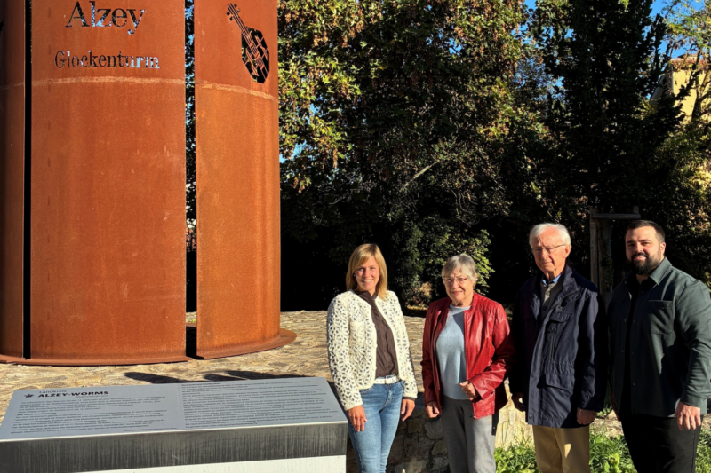 Neue Hinweistafel am Alzeyer Glockenturm
