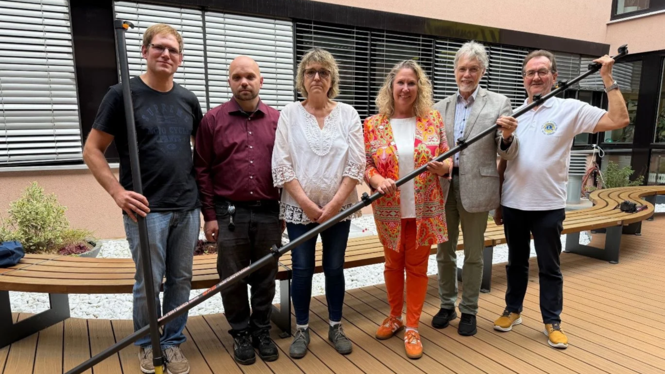 Stefan Henrich, Thomas Müller, Heike Mensch, Landrätin Bettina Dickes, Gerhard Held, Armin Dönnhoff (Lions-Club Mittlere Nahe) mit der Teleskoplanze (v.l.).