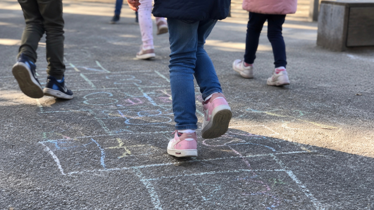 spielende Kinder auf Schulhof