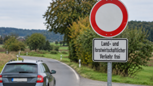 Polizei kontrolliert Autofahrer auf der A61