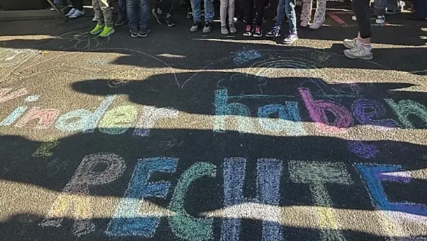 Kriedeschrift "Kinder haben Rechte"