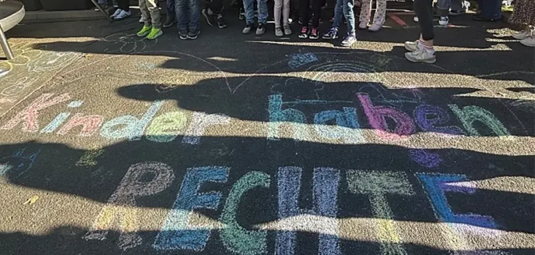 Kriedeschrift "Kinder haben Rechte"
