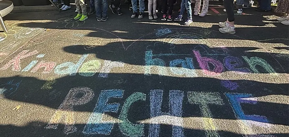 Kriedeschrift "Kinder haben Rechte"