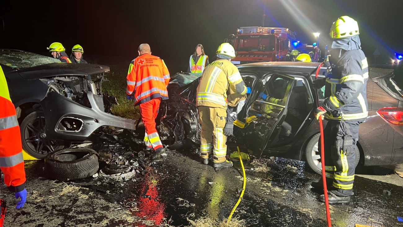 Schwerer Unfall kurz vor Feilbingert. Beide Fahrzeuge wurden schwer beschädigt und mussten abgeschleppt werden.