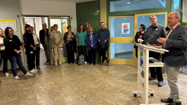 Der Erste Kreisbeigeordnete Christoph Burkhard eröffnete den Tag der seelischen Gesundheit im Foyer der Kreisverwaltung