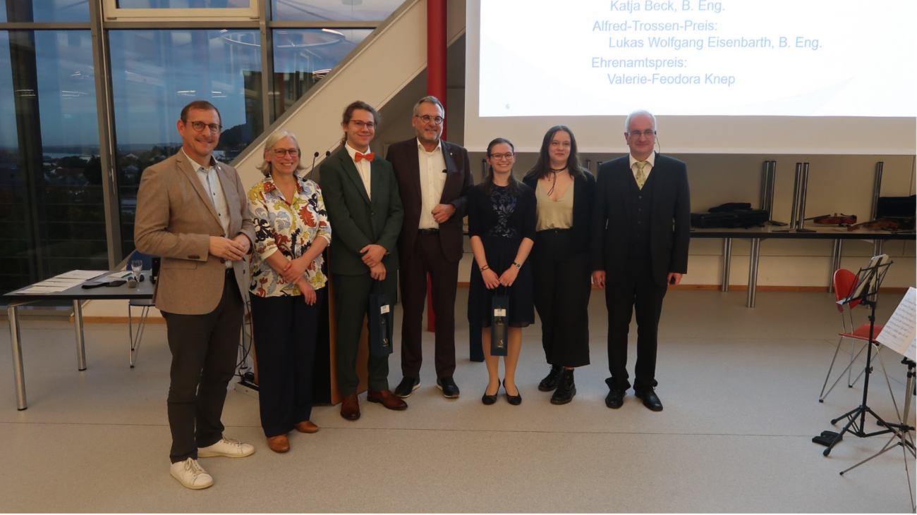 Landrat Thomas Barth (l.), die Prä- sidentin der TH, Prof. Dr. Antje Krause (2. v. l.), OB Thomas Feser (Mitte) und der 1. Vorsitzende der GDF, Rainer Meisser (r.) mit drei der vier Preisträger.
