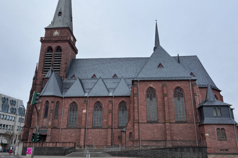 Vorplatz der Heilig-Kreuz-Kirche in Bad Kreuznach wird begrünt